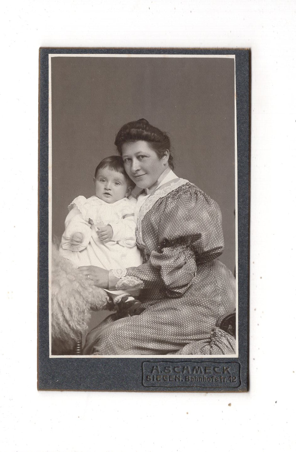 Fotografie Feine Dame mit kleinem Kind - Siegen 1900er