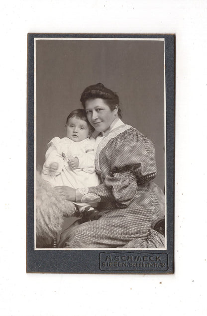 Fotografie Feine Dame mit kleinem Kind - Siegen 1900er