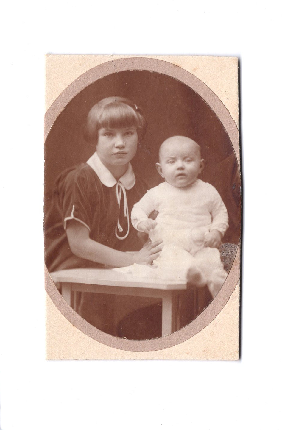 Fotografie Niedliches kleines Mädchen mit Baby- unbekannter Ort um 1920