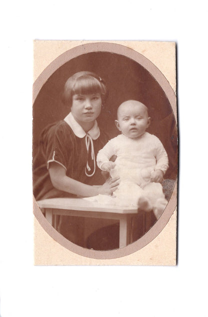 Fotografie Niedliches kleines Mädchen mit Baby- unbekannter Ort um 1920