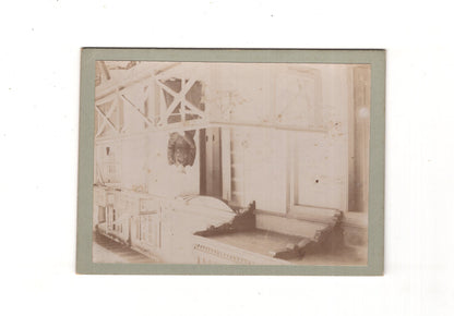 Fotografie Feine Dame auf einem Balkon