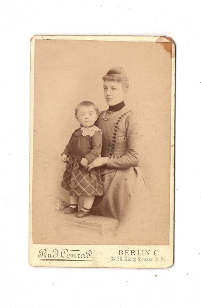 Fotografie Feine Dame mit kleinem Kind - Berlin um 1890