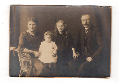 Fotografie Schönes Familienbild - unbekannter Ort 1910er