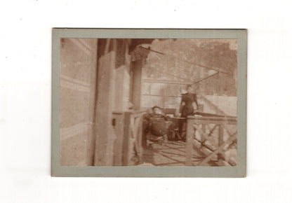 Fotografie Feine Damen auf dem Balkon