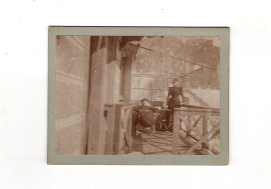 Fotografie Feine Damen auf dem Balkon