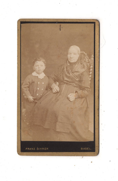 Fotografie Feine Dame mit kleinem Jungen - Basel um 1880