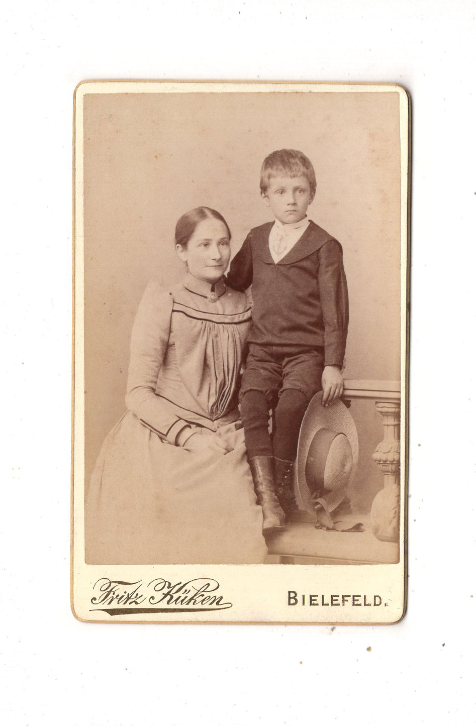 Fotografie Feine Dame mit kleinem Jungen - Bielefeld 1880er