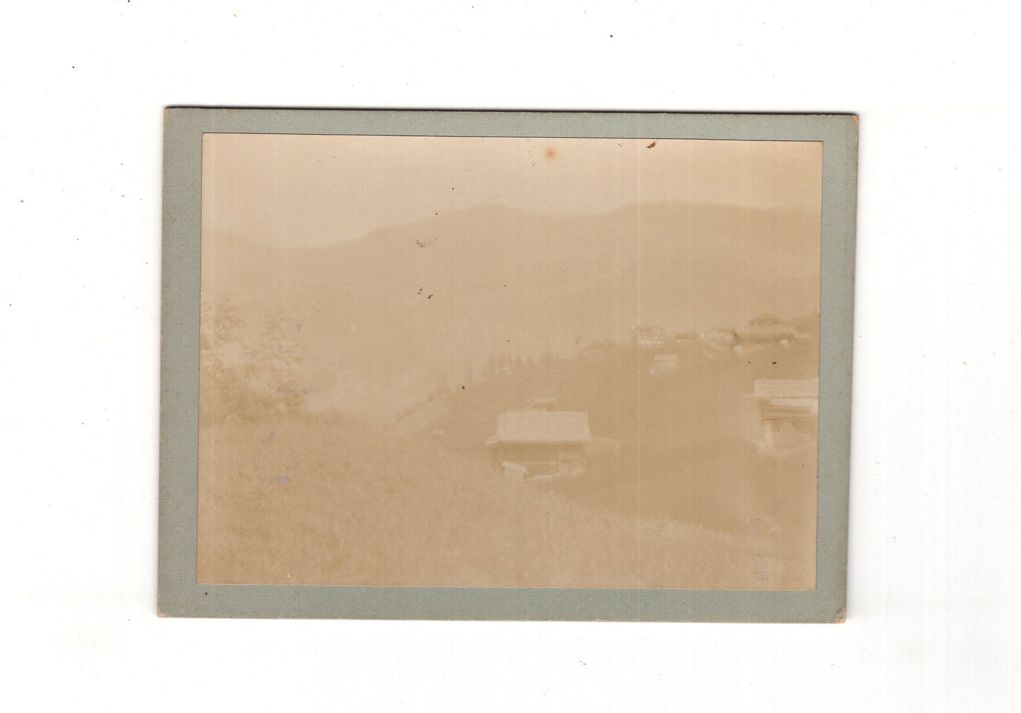 Fotografie Historische Ansicht einer Landschaft mit Gebäuden