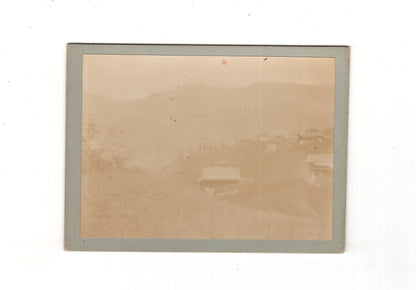 Fotografie Historische Ansicht einer Landschaft mit Gebäuden