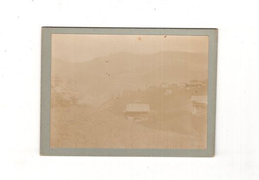 Fotografie Historische Ansicht einer Landschaft mit Gebäuden