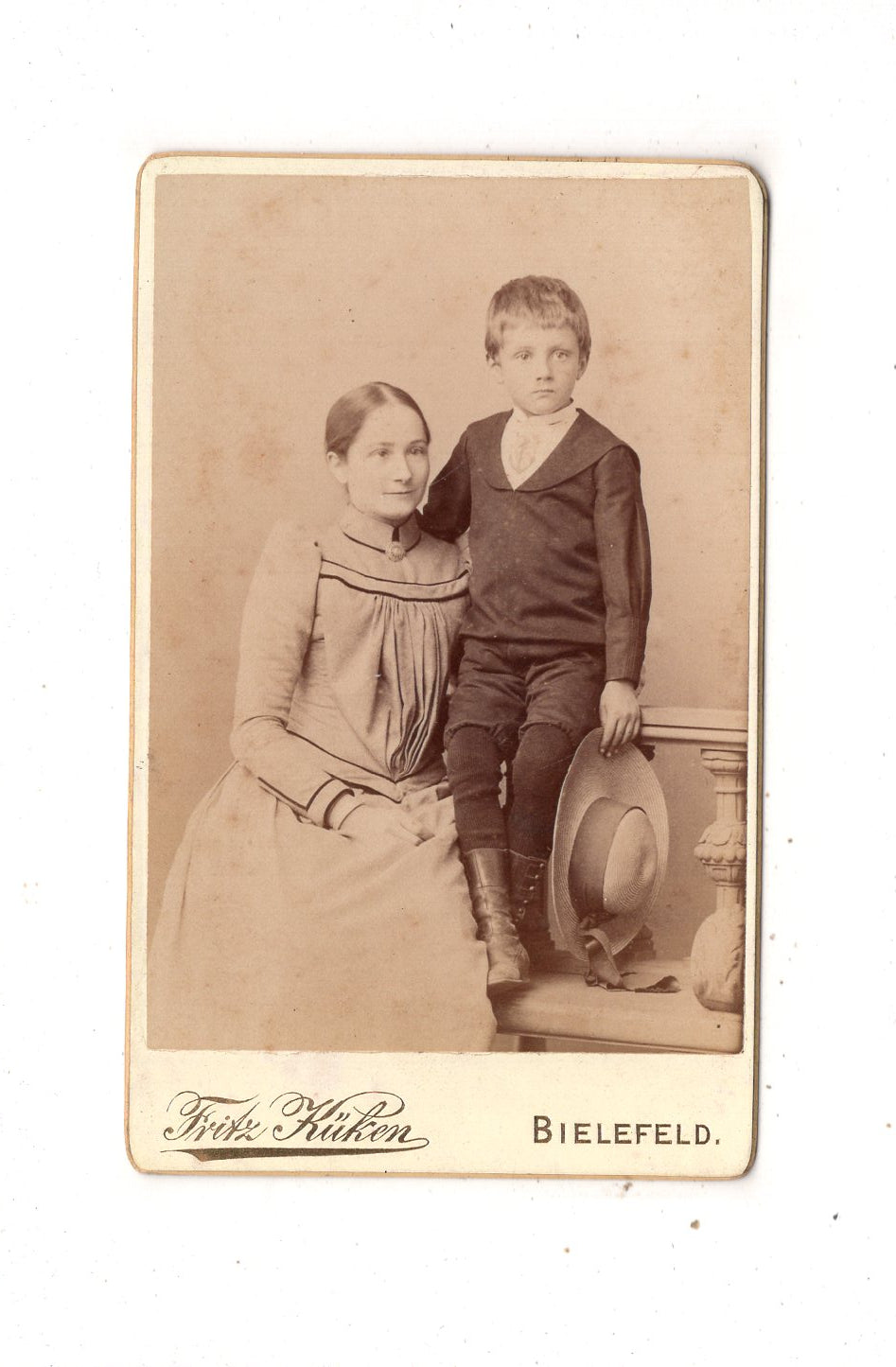 Fotografie Feine Dame mit kleinem Jungen - Bielefeld 1880er