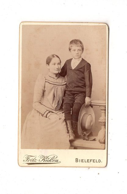 Fotografie Feine Dame mit kleinem Jungen - Bielefeld 1880er