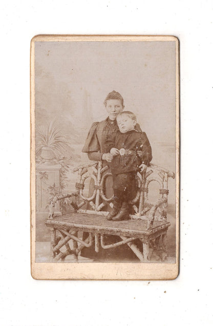 Fotografie Feine Dame mit kleinem Jungen - unbekannter Ort 1890er
