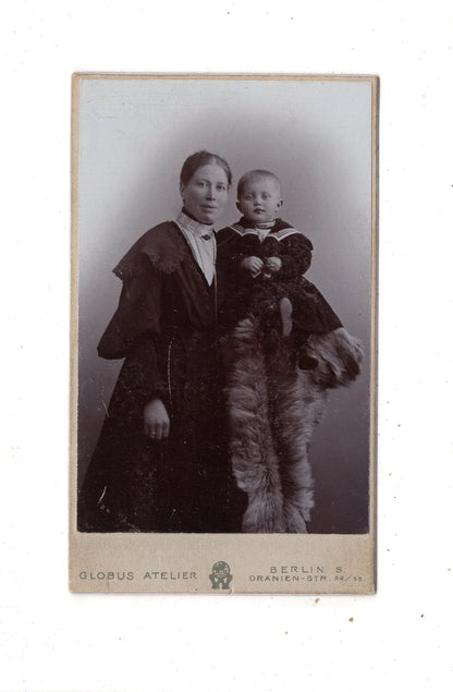 Fotografie Feine Dame mit kleinem Jungen - Berlin um 1900