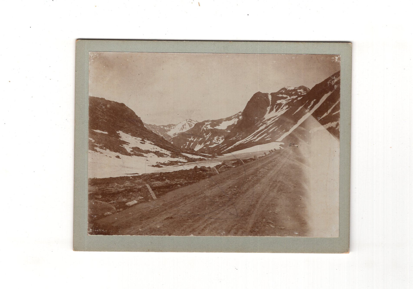 Fotografie Historische Ansicht einer Pass-Straße im Gebirge