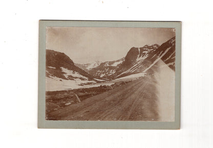Fotografie Historische Ansicht einer Pass-Straße im Gebirge
