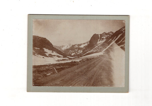 Fotografie Historische Ansicht einer Pass-Straße im Gebirge