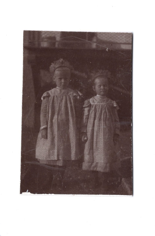 Fotografie Niedliche kleine Mädchen - unbekannter Ort 1910er