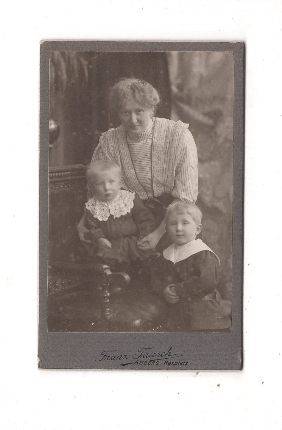 Fotografie Feine Dame mit kleinen Jungen - Amberg 1900er