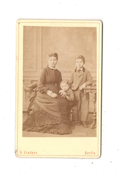 Fotografie Feine Dame mit kleinen Jungen / benannt - Berlin 1870er