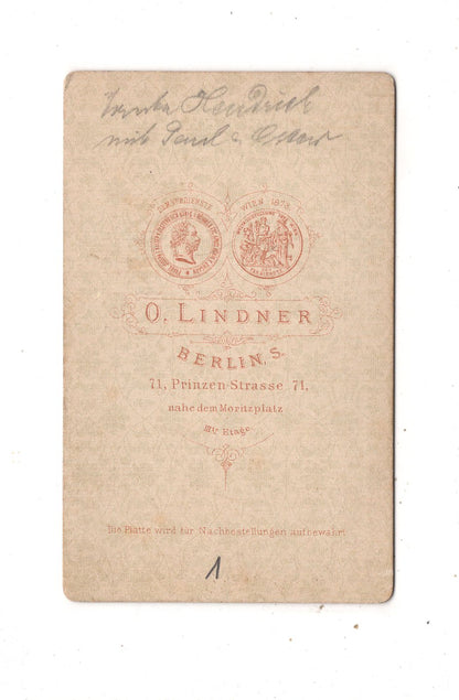 Fotografie Feine Dame mit kleinen Jungen / benannt - Berlin 1870er