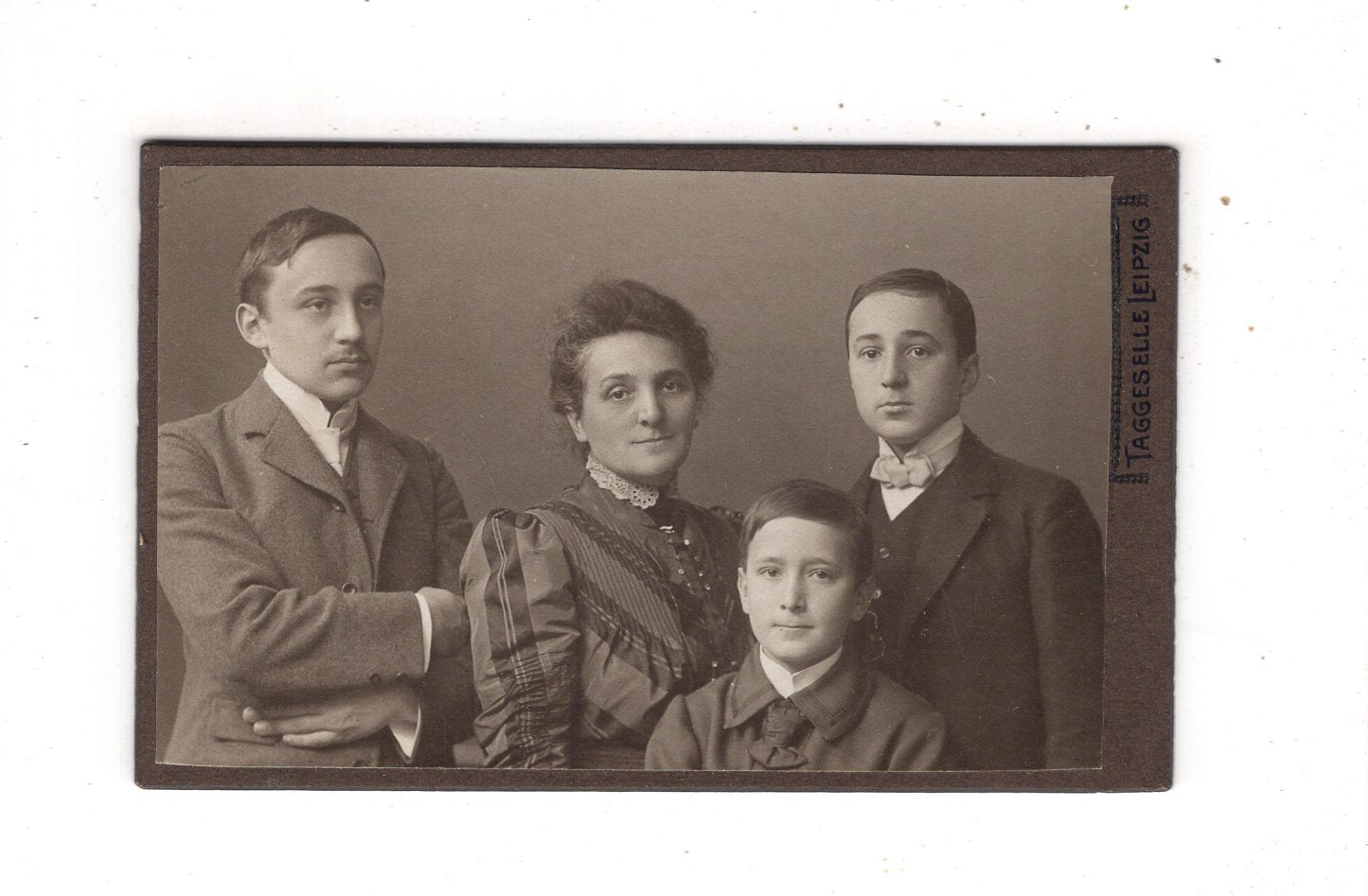 Fotografie Feine Dame mit Jungen - Leipzig um 1910