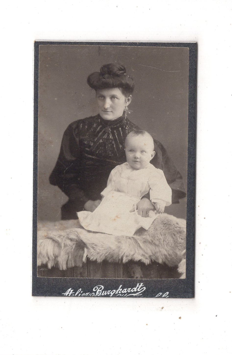 Fotografie Feine Dame mit Baby - unbekannter Ort 1900er