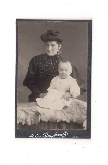 Fotografie Feine Dame mit Baby - unbekannter Ort 1900er