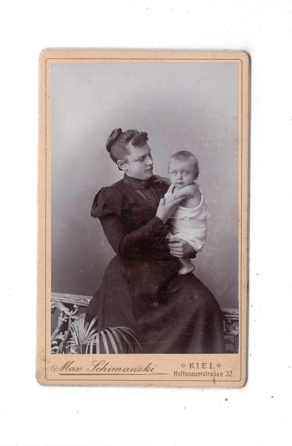 Fotografie Feine Dame mit Baby - Kiel 1890er