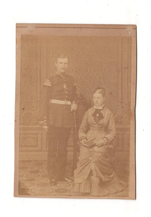 Fotografie Soldat / Soldatenportrait mit Frau - unbekannter Ort 1870er