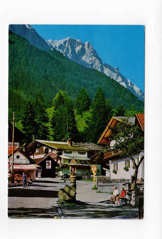 Ansichtskarte Grainau / Dorfplatz mit Zugspitze