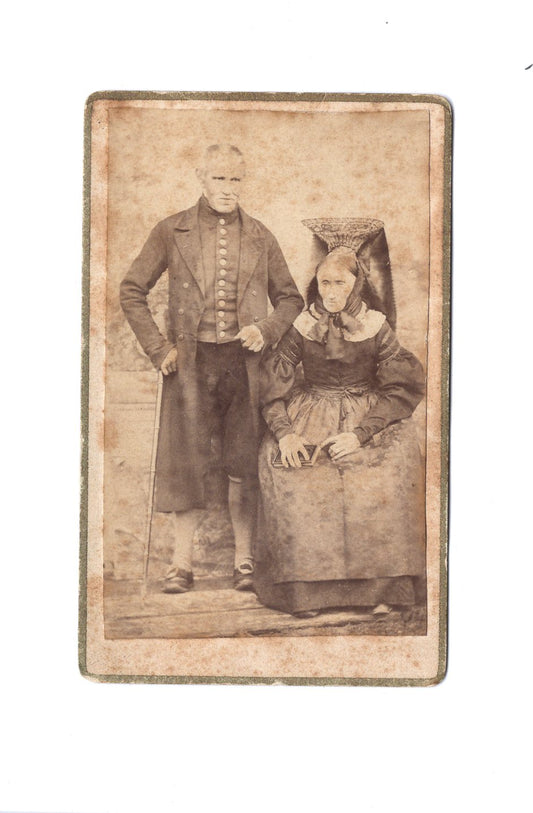 Fotografie Feines Paar in Tracht - unbekannter Ort um 1870