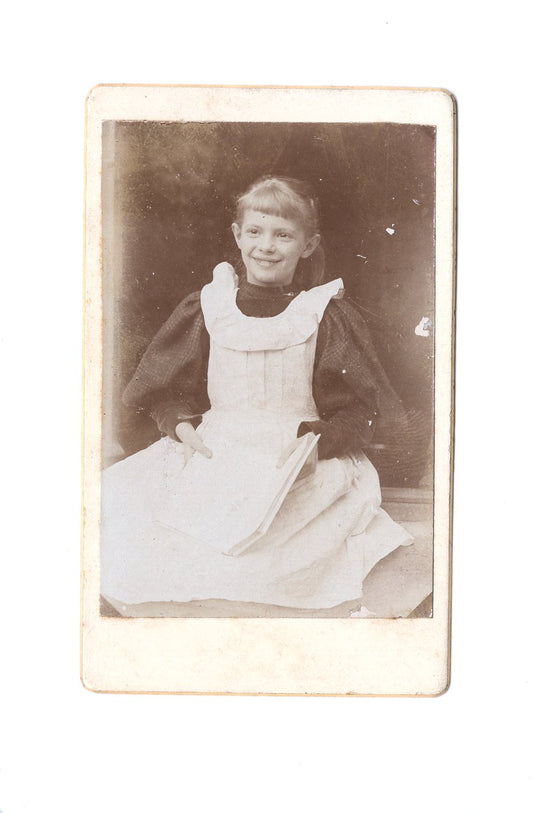 Fotografie Niedliches kleines Mädchen - unbekannter Ort um 1910