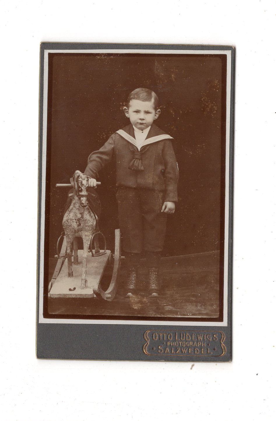 Fotografie Niedlicher kleiner Junge mit Schaukelpferd - Salzwedel 1910er / CDV M1-22