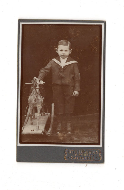 Fotografie Niedlicher kleiner Junge mit Schaukelpferd - Salzwedel 1910er / CDV M1-22