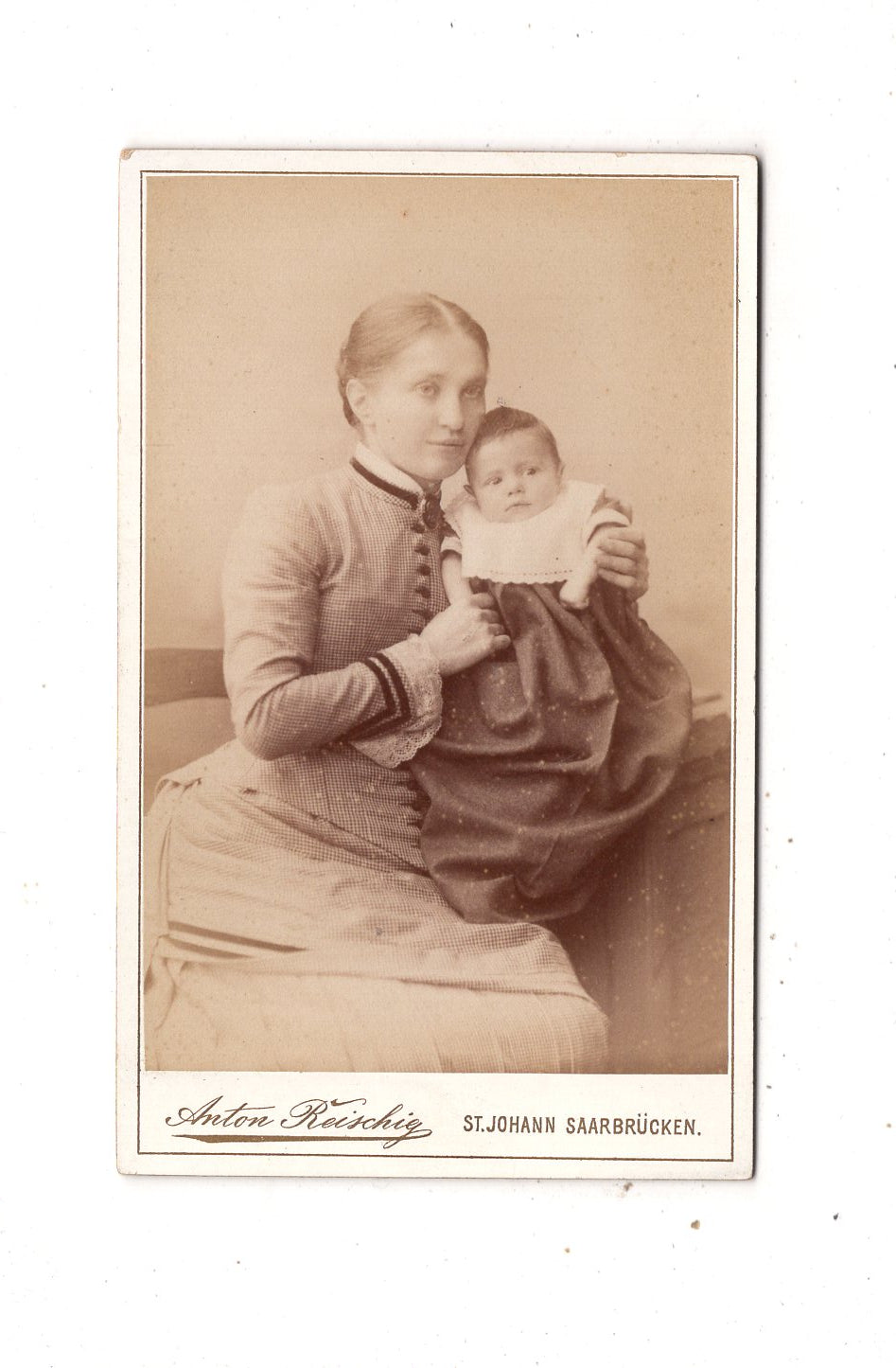 Fotografie Feine Dame mit Baby - St. Johann - Saarbrücken 1880er