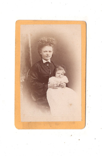 Fotografie Feine Dame mit Baby - Hof um 1870