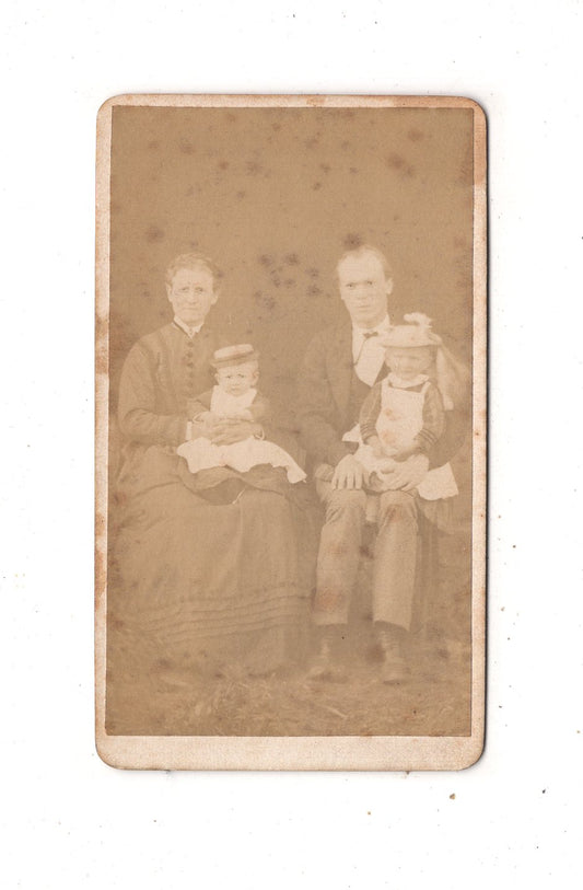 Fotografie Schönes Familienbild - unbekannter Ort um 1870