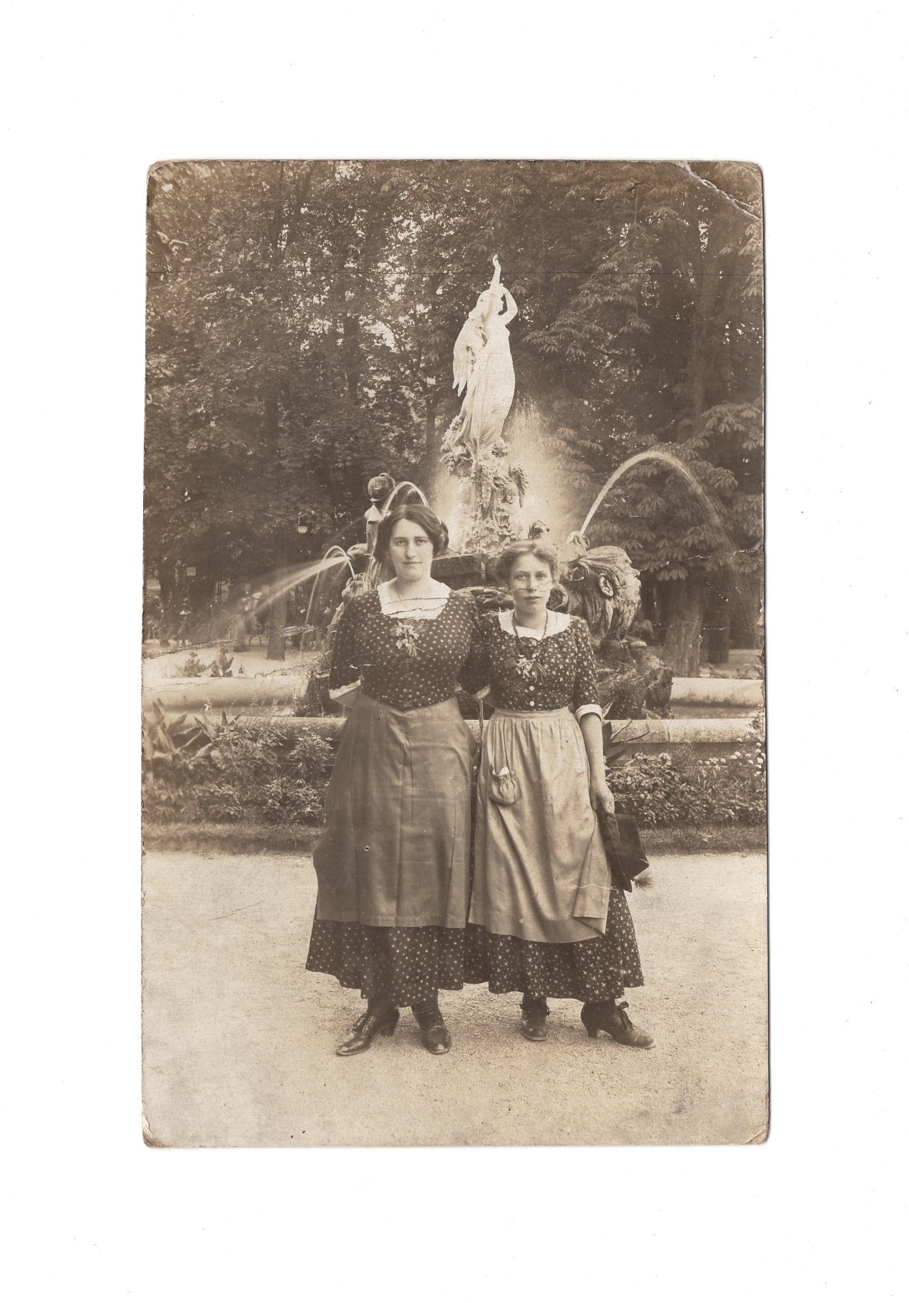 Ansichtskarte Frauen in Trachtenmode - Baden bei Wien 1915