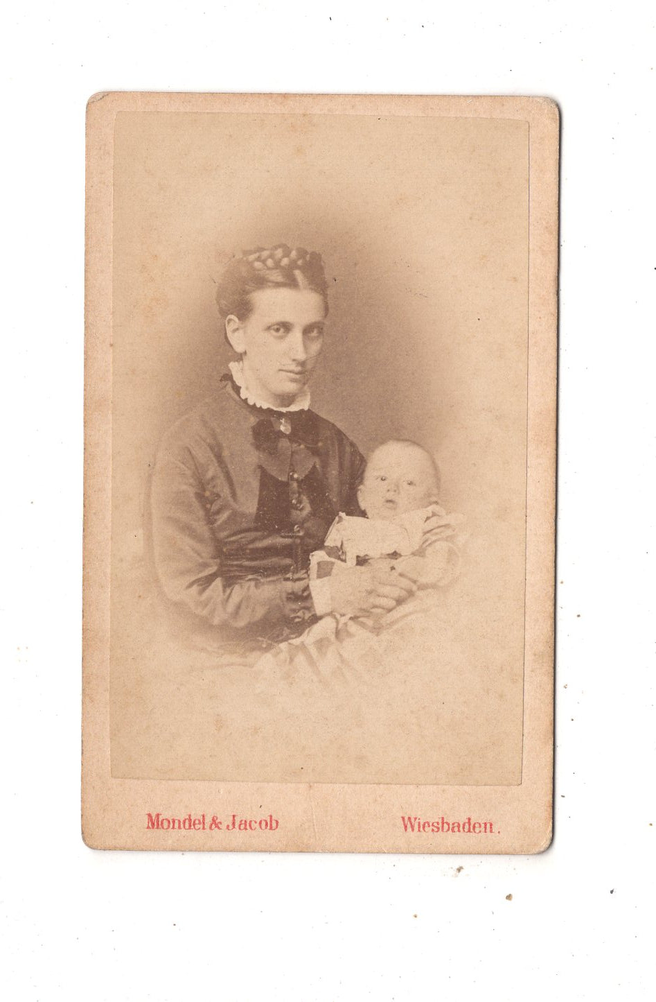Fotografie Feine Dame mit Baby - Wiesbaden um 1870