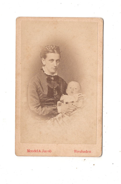 Fotografie Feine Dame mit Baby - Wiesbaden um 1870