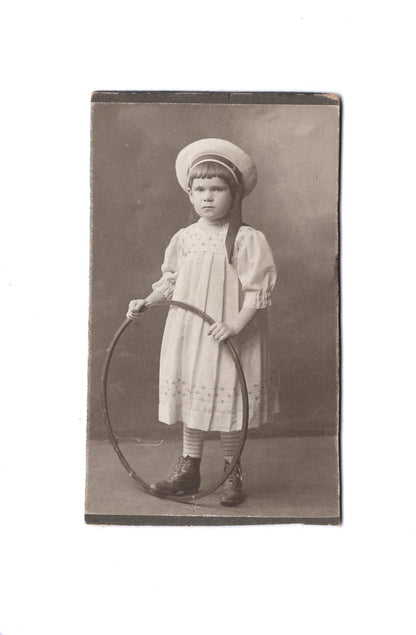 Fotografie Niedlicher kleiner Junge - unbekannter Ort 1900er