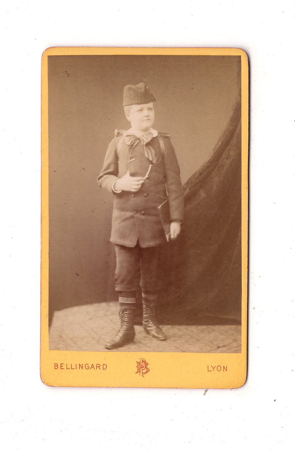 Fotografie Niedlicher kleiner Junge mit Schulranzen - Lyon 1870er / CDV M1-22