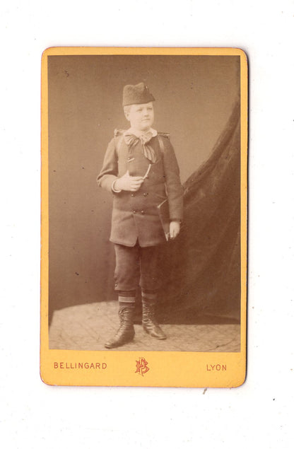 Fotografie Niedlicher kleiner Junge mit Schulranzen - Lyon 1870er / CDV M1-22