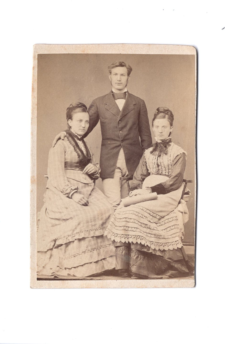 Fotografie Schönes Familienbild / benannt - unbekannter Ort 1860er