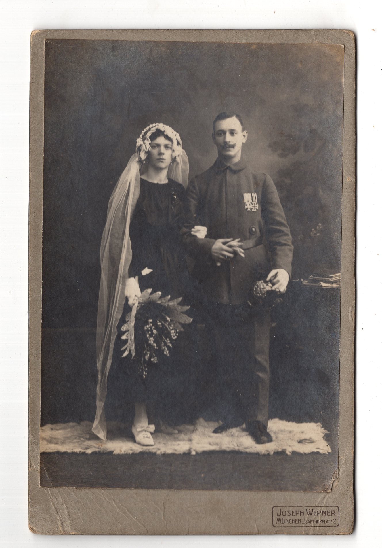 Fotografie Soldat mit Orden und Braut - München 1910er