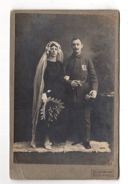Fotografie Soldat mit Orden und Braut - München 1910er