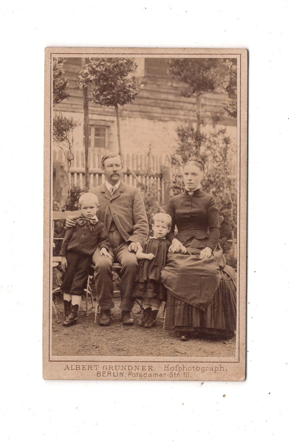 Fotografie Schönes Familienbild im Garten - Berlin 1880er