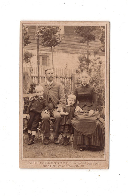 Fotografie Schönes Familienbild im Garten - Berlin 1880er
