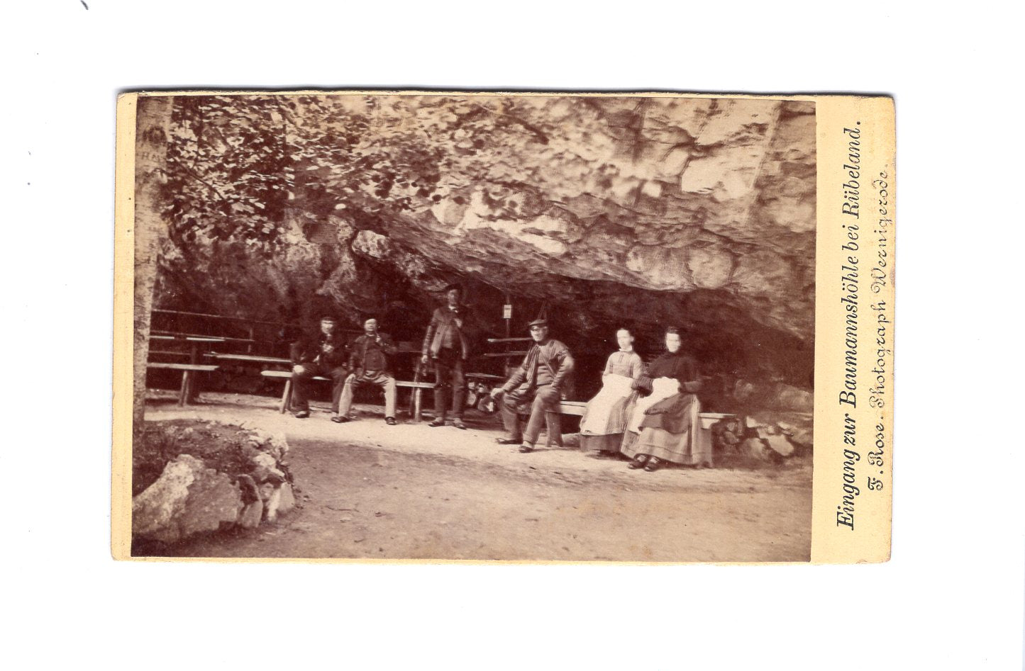Fotografie Gruppenbild am Eingang zur Baumannshöhle bei Rübeland - 1880er